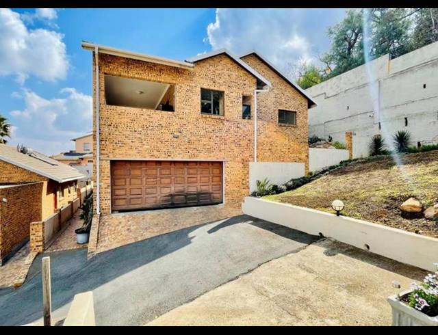 3 BEDROOM TOWNHOUSE FOR SALE IN OAKDENE